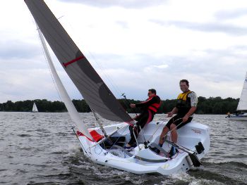 Schnelles Motorboot mieten
